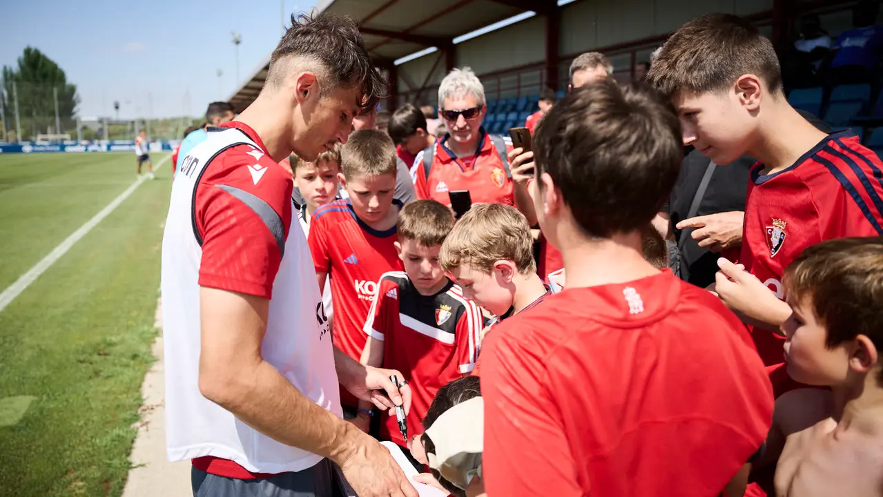 Los jugadores de Osasuna se entrenan en las instalaciones de Tajonar preparando la temporada 25/26. PABLO LASAOSA