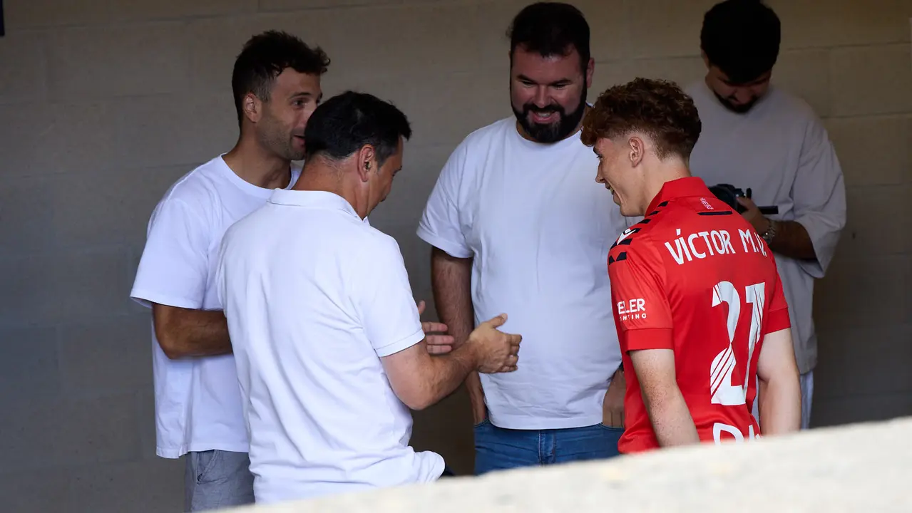 Presentación de Víctor Muñoz como nuevo jugador de Osasuna. IÑIGO ALZUGARAY