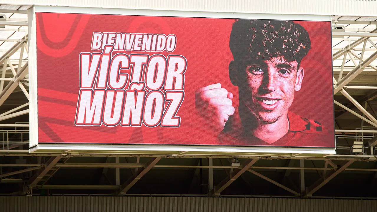 Presentación de Víctor Muñoz como nuevo jugador de Osasuna. IÑIGO ALZUGARAY
