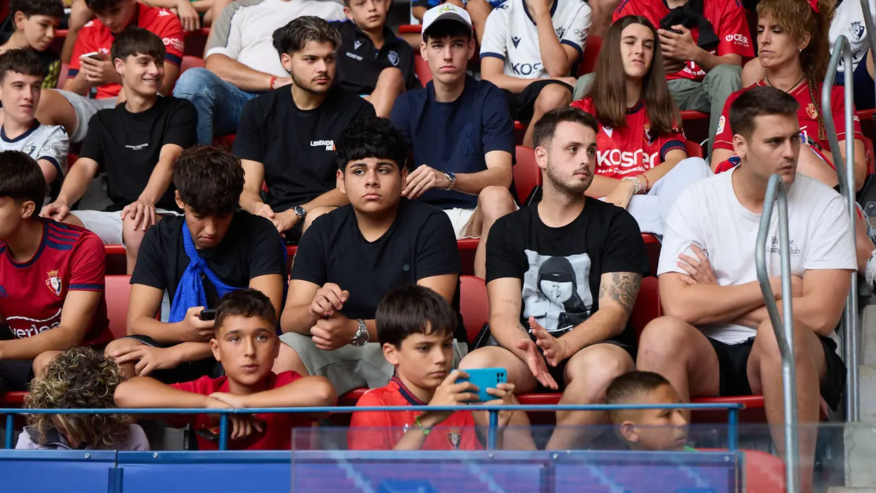 Presentación de Víctor Muñoz como nuevo jugador de Osasuna. IÑIGO ALZUGARAY