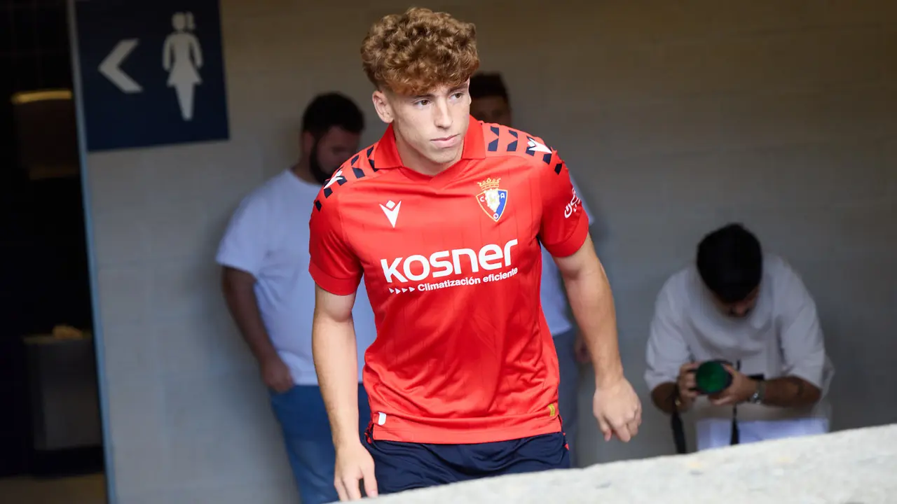 Presentación de Víctor Muñoz como nuevo jugador de Osasuna. IÑIGO ALZUGARAY