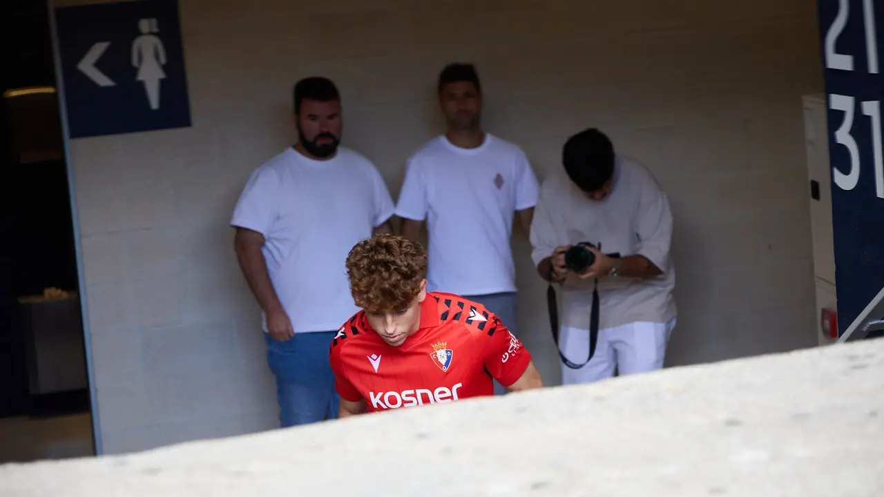 Presentación de Víctor Muñoz como nuevo jugador de Osasuna. IÑIGO ALZUGARAY