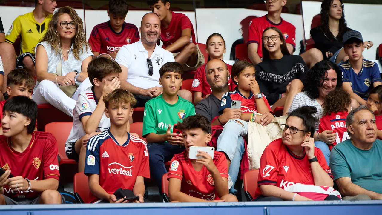 Presentación de Víctor Muñoz como nuevo jugador de Osasuna. IÑIGO ALZUGARAY