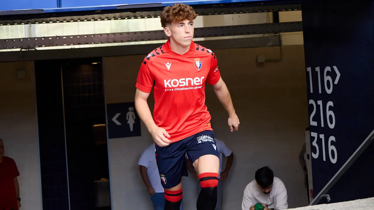 Presentación de Víctor Muñoz como nuevo jugador de Osasuna. IÑIGO ALZUGARAY