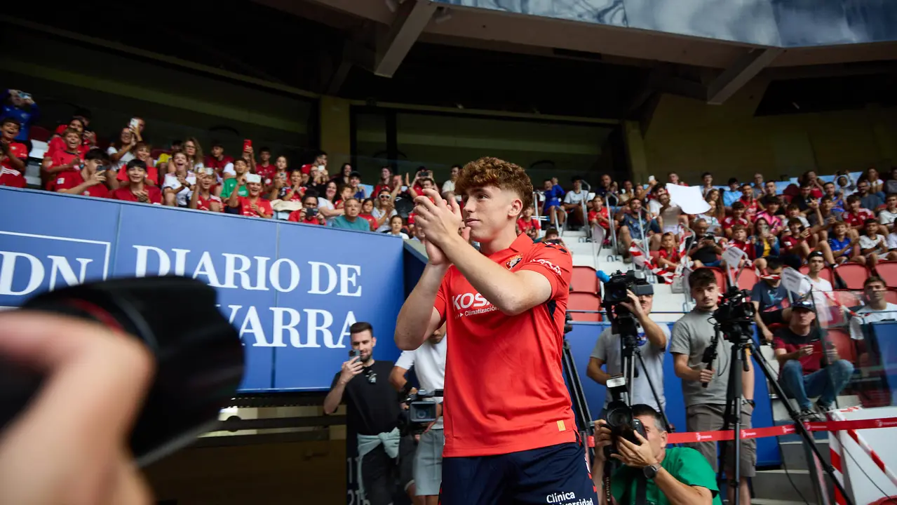 Presentación de Víctor Muñoz como nuevo jugador de Osasuna. IÑIGO ALZUGARAY