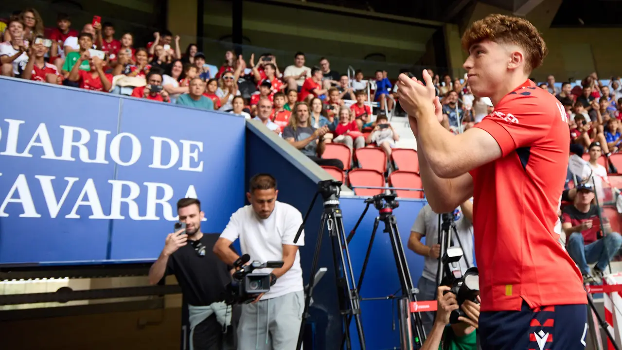 Presentación de Víctor Muñoz como nuevo jugador de Osasuna. IÑIGO ALZUGARAY