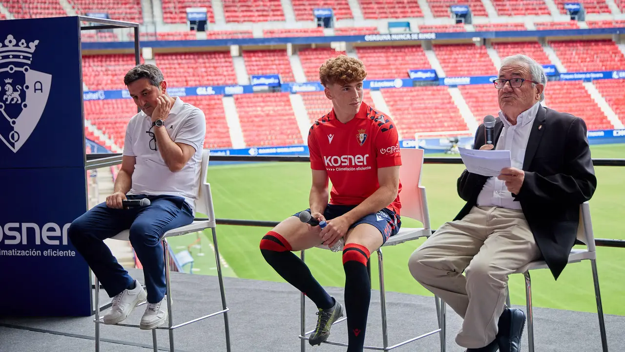 Presentación de Víctor Muñoz como nuevo jugador de Osasuna. IÑIGO ALZUGARAY