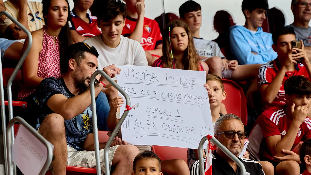 Presentación de Víctor Muñoz como nuevo jugador de Osasuna. IÑIGO ALZUGARAY