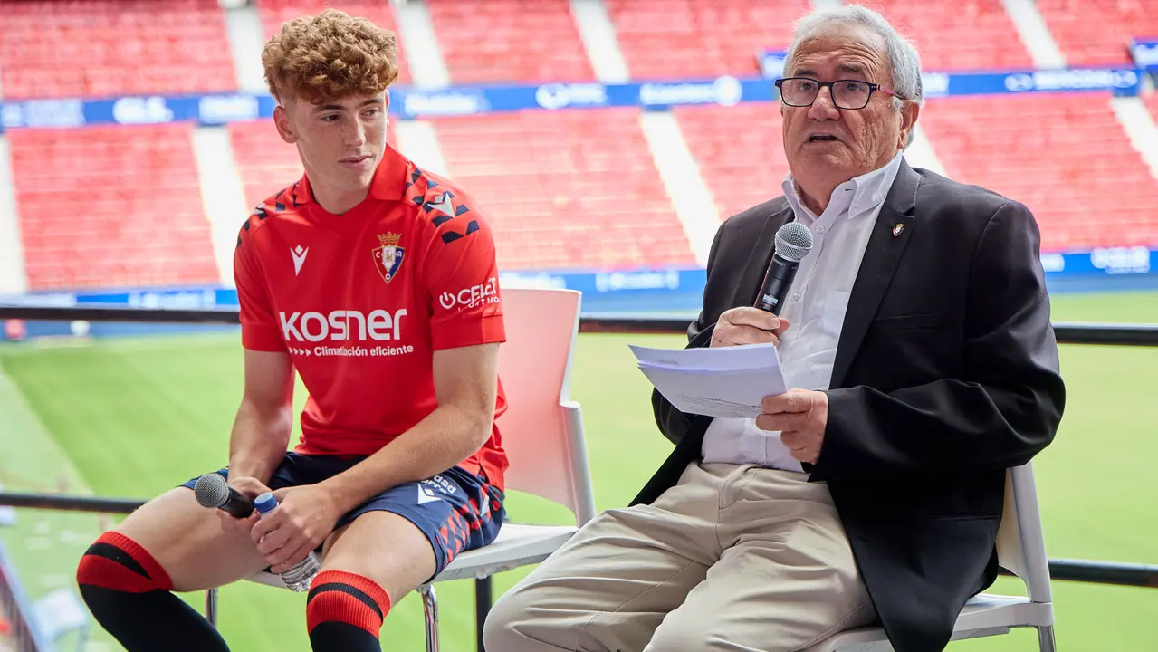 Presentación de Víctor Muñoz como nuevo jugador de Osasuna. IÑIGO ALZUGARAY