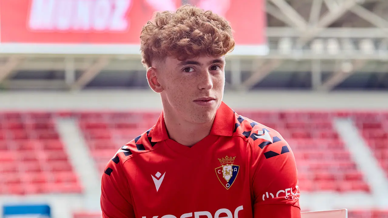 Presentación de Víctor Muñoz como nuevo jugador de Osasuna. IÑIGO ALZUGARAY