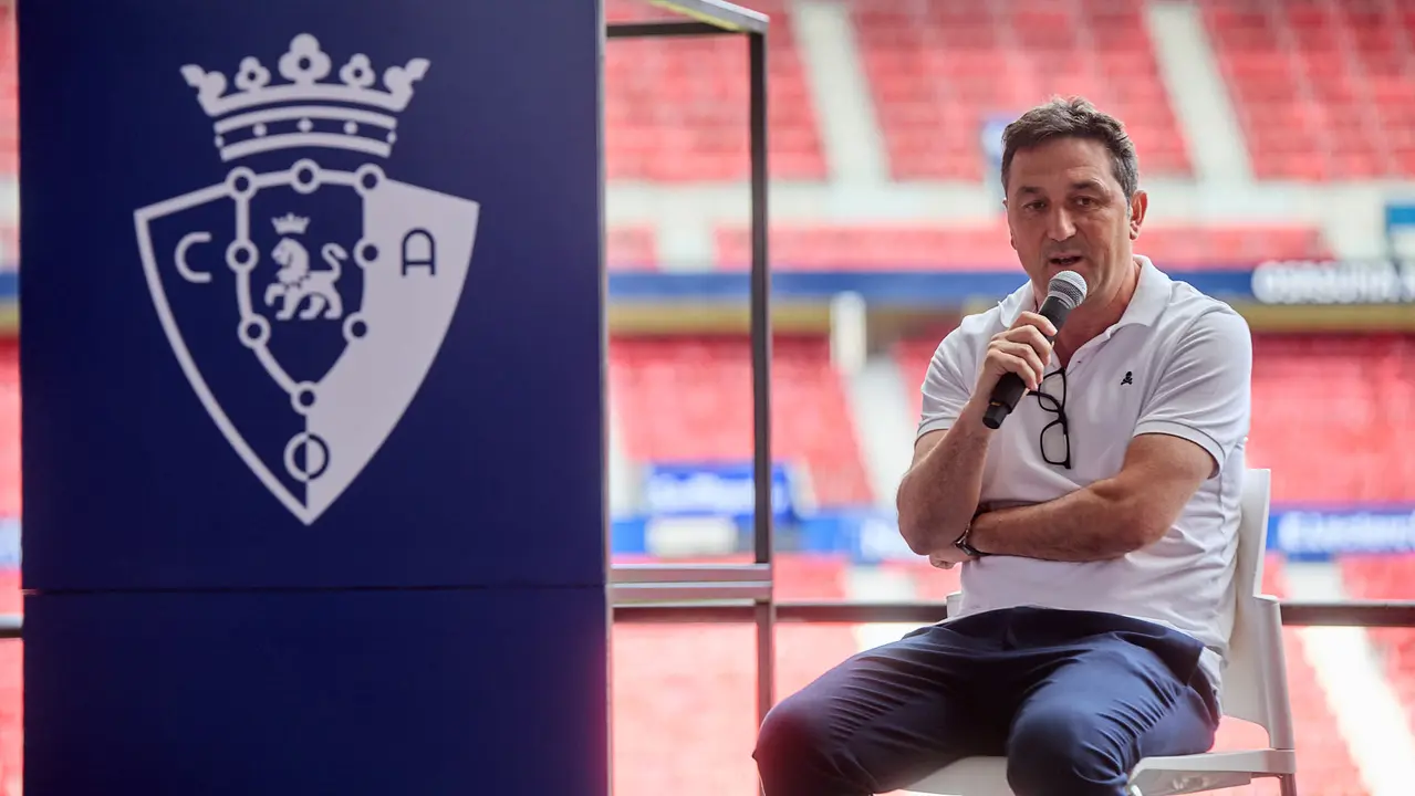 Presentación de Víctor Muñoz como nuevo jugador de Osasuna. IÑIGO ALZUGARAY