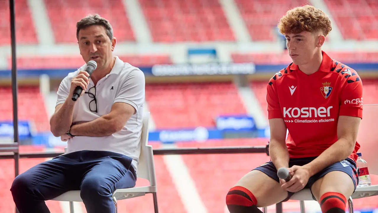 Presentación de Víctor Muñoz como nuevo jugador de Osasuna. IÑIGO ALZUGARAY