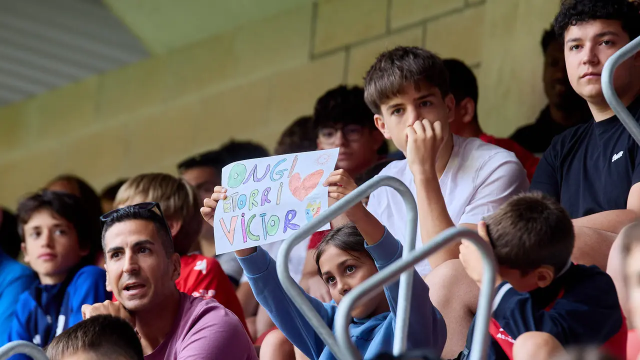 Presentación de Víctor Muñoz como nuevo jugador de Osasuna. IÑIGO ALZUGARAY