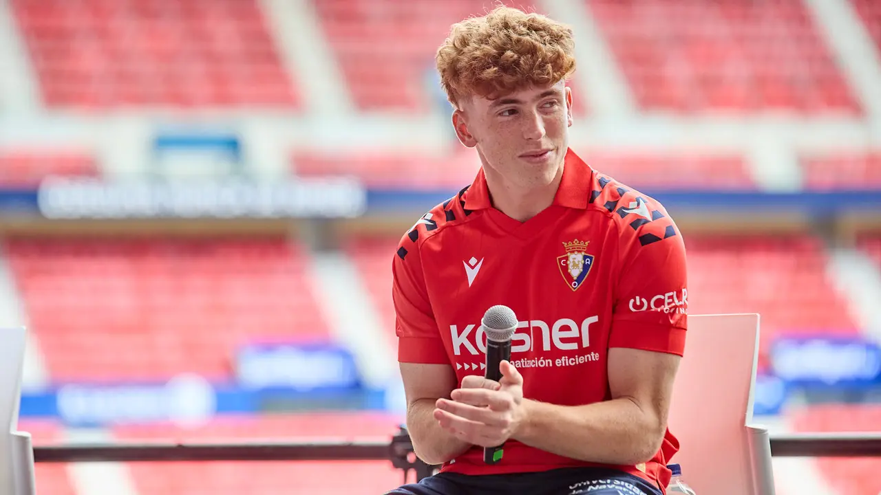 Presentación de Víctor Muñoz como nuevo jugador de Osasuna. IÑIGO ALZUGARAY