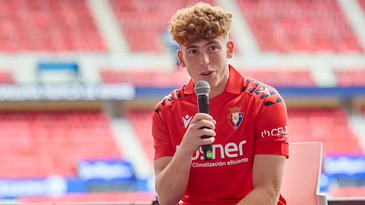 Presentación de Víctor Muñoz como nuevo jugador de Osasuna. IÑIGO ALZUGARAY