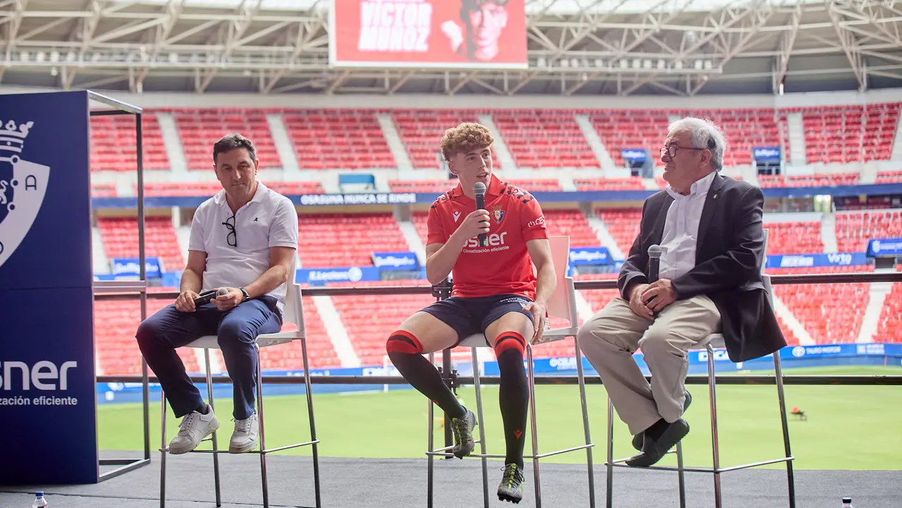 Presentación de Víctor Muñoz como nuevo jugador de Osasuna. IÑIGO ALZUGARAY