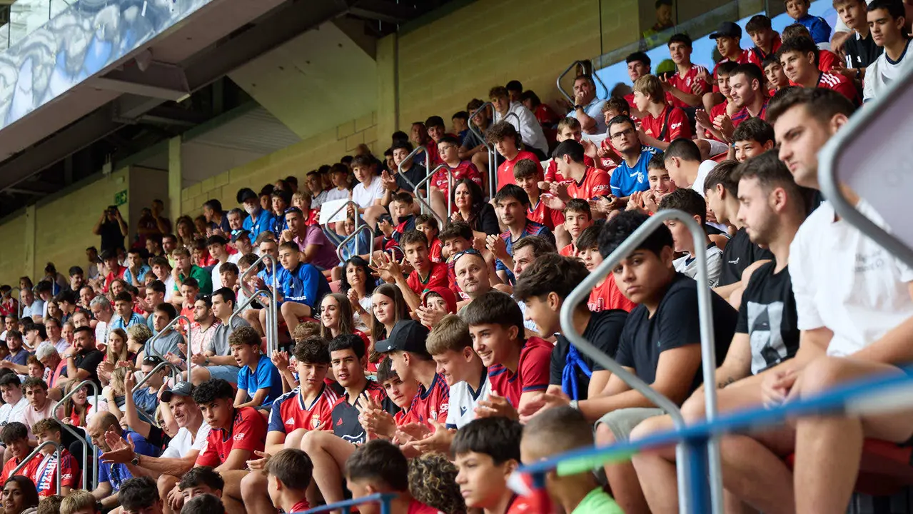 Presentación de Víctor Muñoz como nuevo jugador de Osasuna. IÑIGO ALZUGARAY