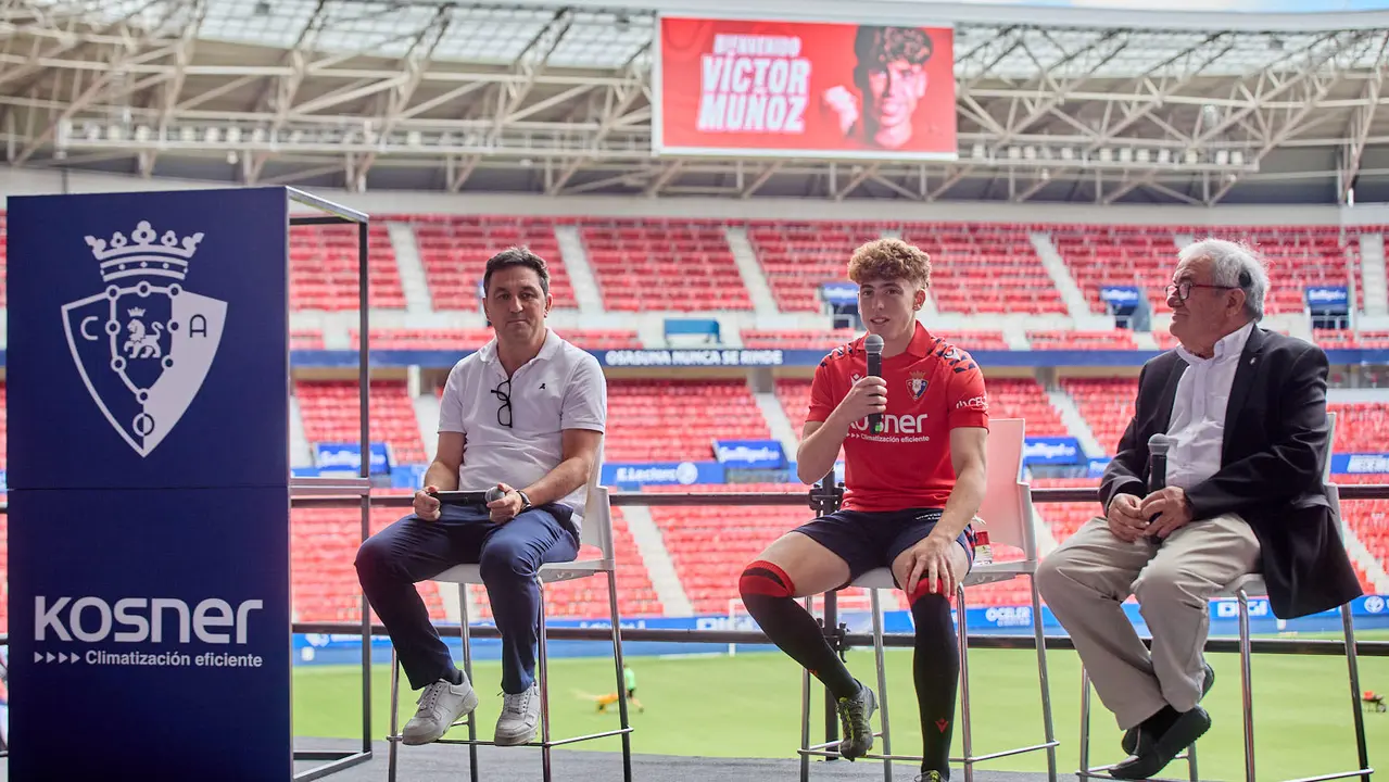 Presentación de Víctor Muñoz como nuevo jugador de Osasuna. IÑIGO ALZUGARAY