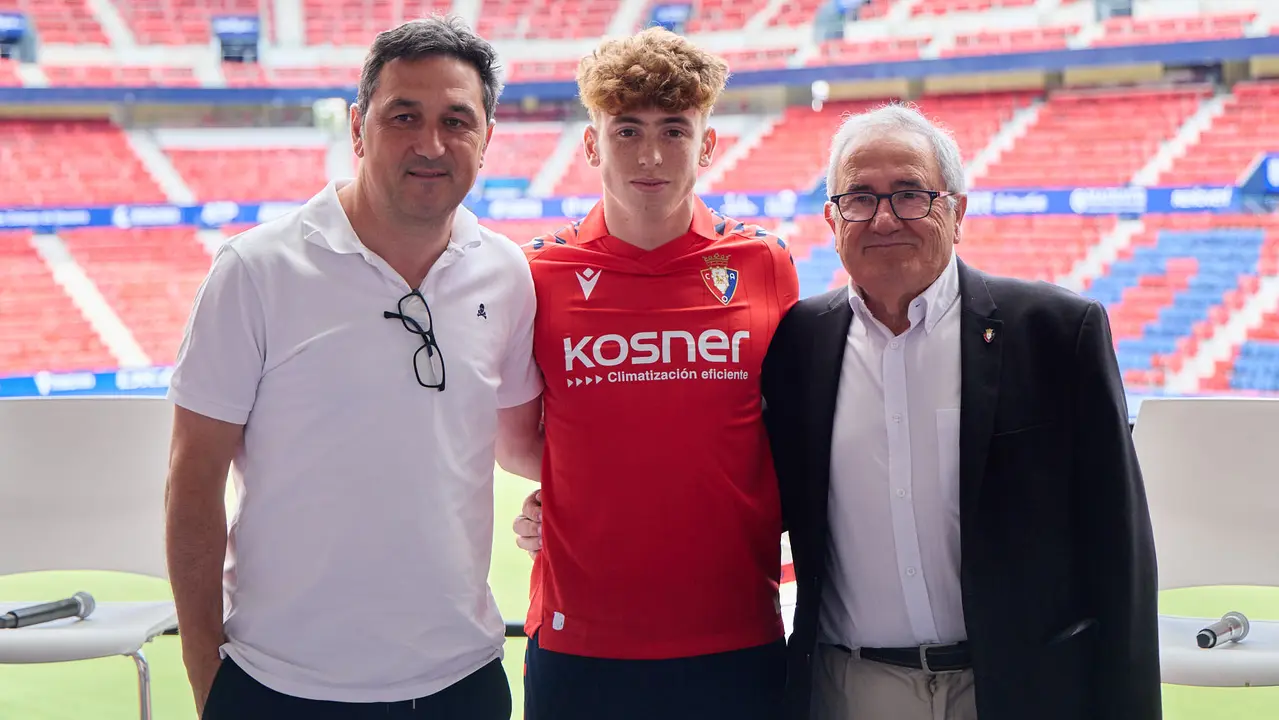 Presentación de Víctor Muñoz como nuevo jugador de Osasuna. IÑIGO ALZUGARAY