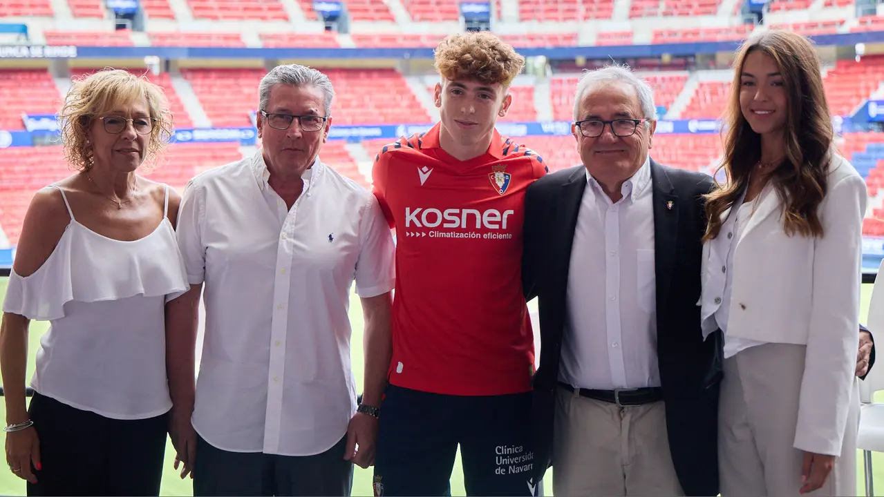 Presentación de Víctor Muñoz como nuevo jugador de Osasuna. IÑIGO ALZUGARAY