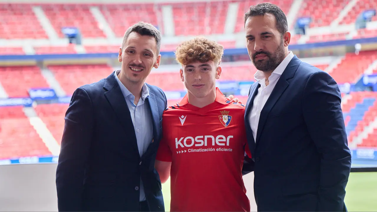 Presentación de Víctor Muñoz como nuevo jugador de Osasuna. IÑIGO ALZUGARAY