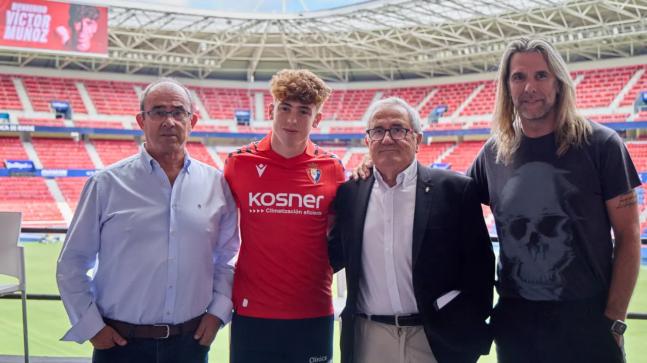 Presentación de Víctor Muñoz como nuevo jugador de Osasuna. IÑIGO ALZUGARAY