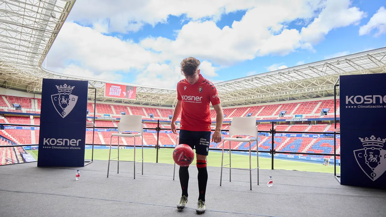 Presentación de Víctor Muñoz como nuevo jugador de Osasuna. IÑIGO ALZUGARAY