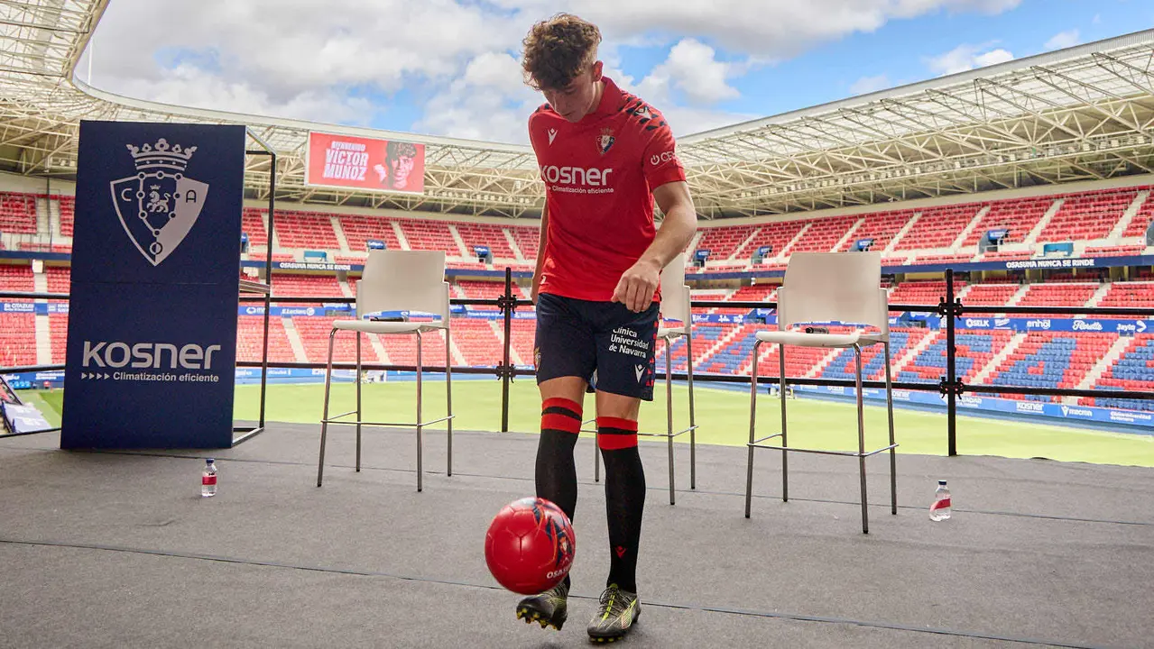 Presentación de Víctor Muñoz como nuevo jugador de Osasuna. IÑIGO ALZUGARAY