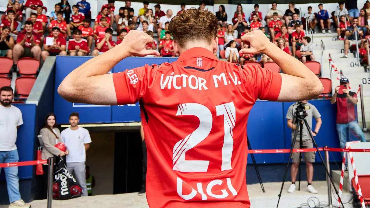 Presentación de Víctor Muñoz como nuevo jugador de Osasuna. IÑIGO ALZUGARAY