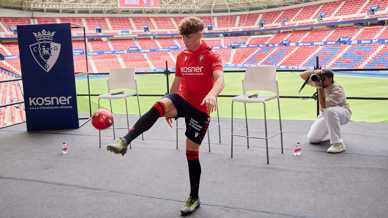 Presentación de Víctor Muñoz como nuevo jugador de Osasuna. IÑIGO ALZUGARAY