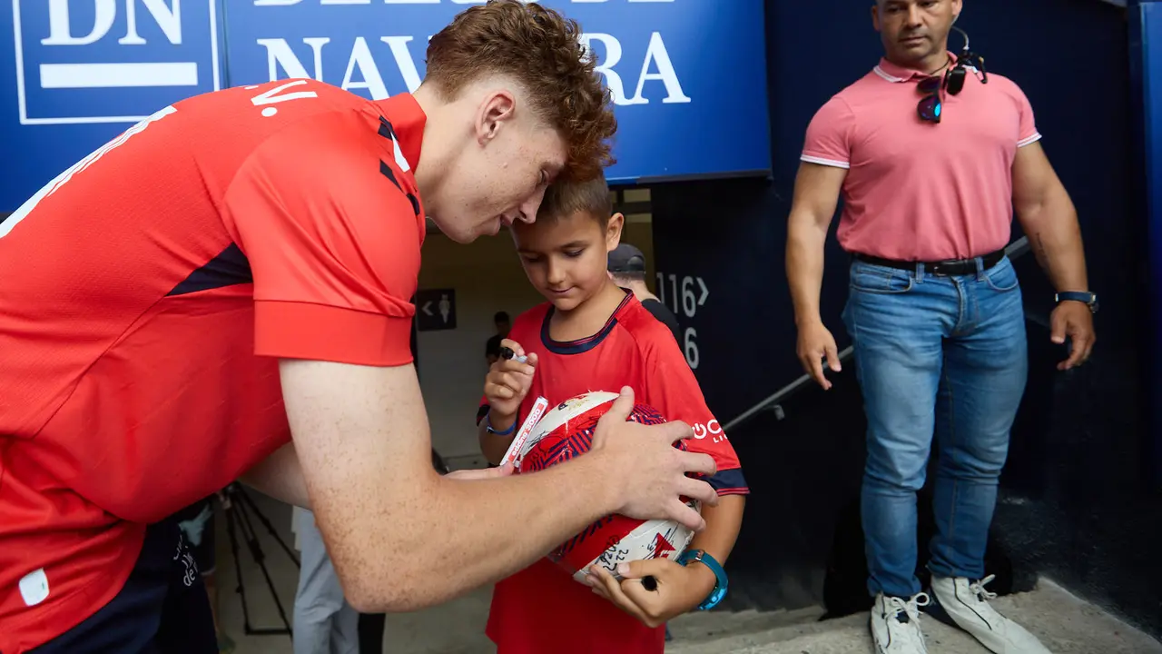Presentación de Víctor Muñoz como nuevo jugador de Osasuna. IÑIGO ALZUGARAY