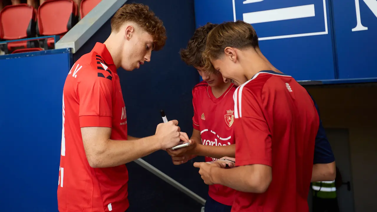 Presentación de Víctor Muñoz como nuevo jugador de Osasuna. IÑIGO ALZUGARAY