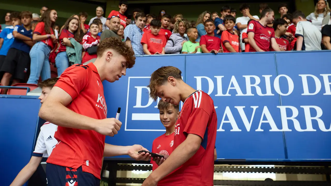 Presentación de Víctor Muñoz como nuevo jugador de Osasuna. IÑIGO ALZUGARAY
