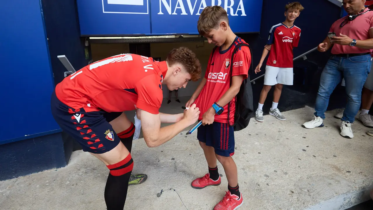 Presentación de Víctor Muñoz como nuevo jugador de Osasuna. IÑIGO ALZUGARAY