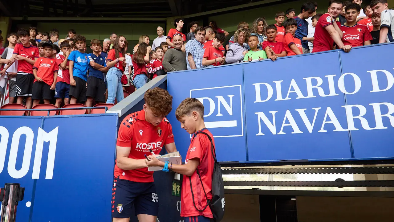 Presentación de Víctor Muñoz como nuevo jugador de Osasuna. IÑIGO ALZUGARAY