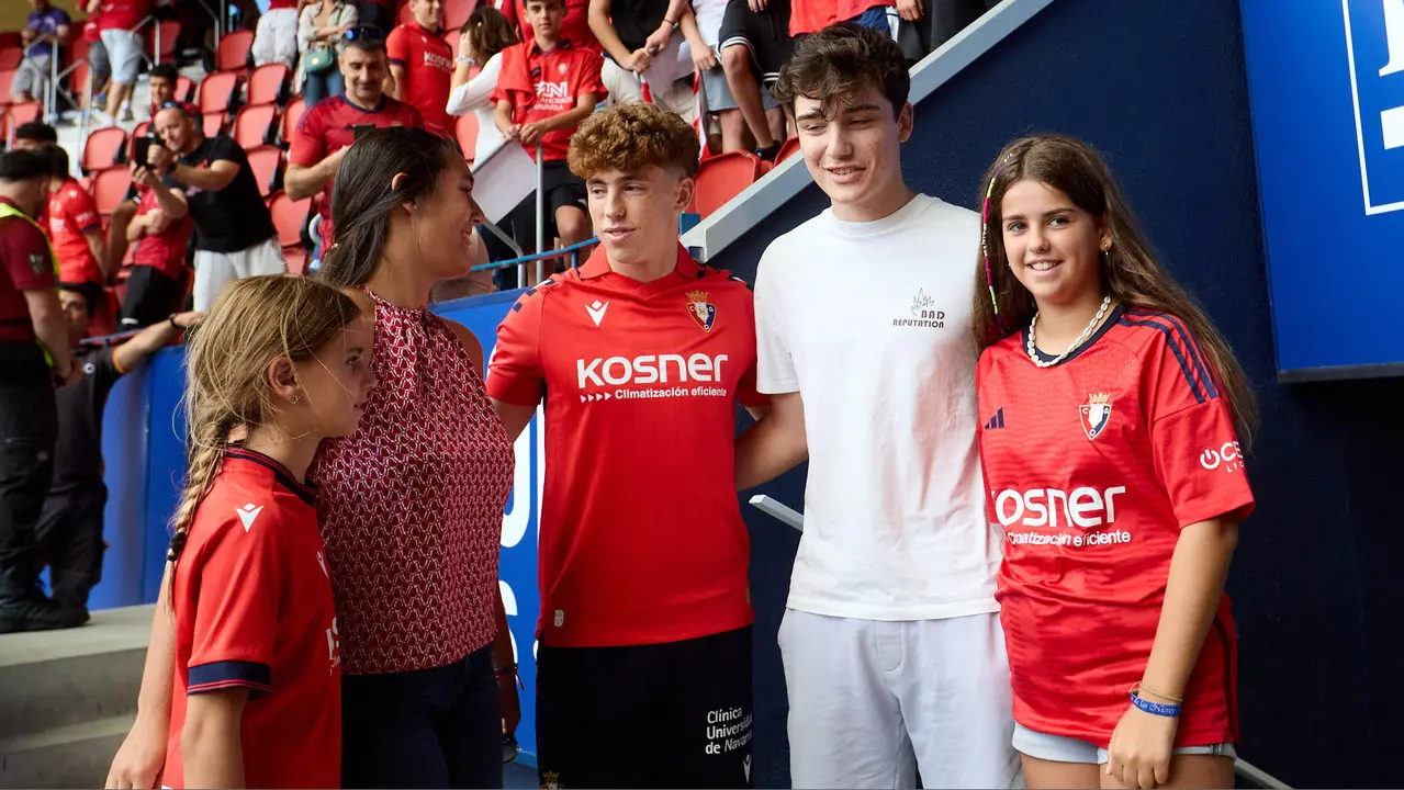 Presentación de Víctor Muñoz como nuevo jugador de Osasuna. IÑIGO ALZUGARAY