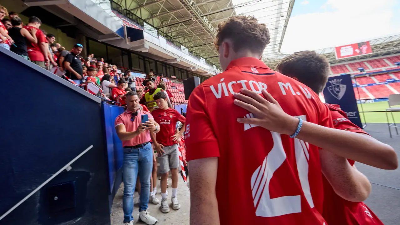 Presentación de Víctor Muñoz como nuevo jugador de Osasuna. IÑIGO ALZUGARAY