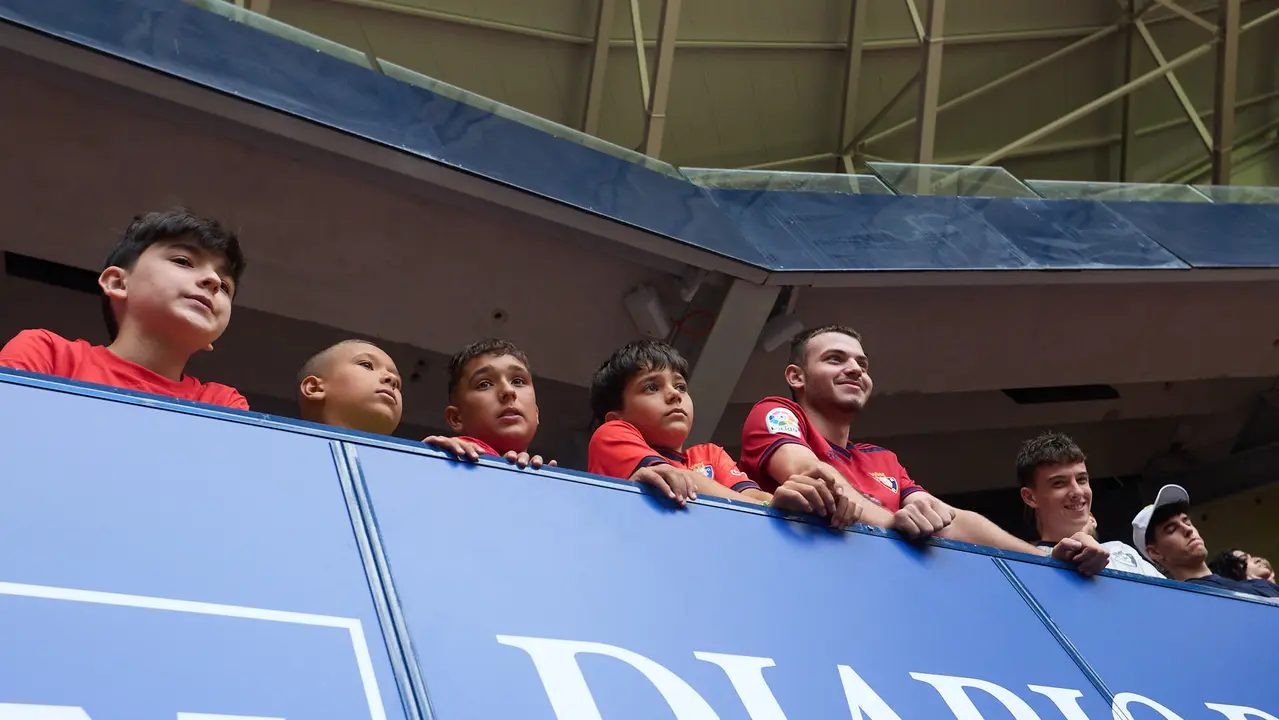 Presentación de Víctor Muñoz como nuevo jugador de Osasuna. IÑIGO ALZUGARAY