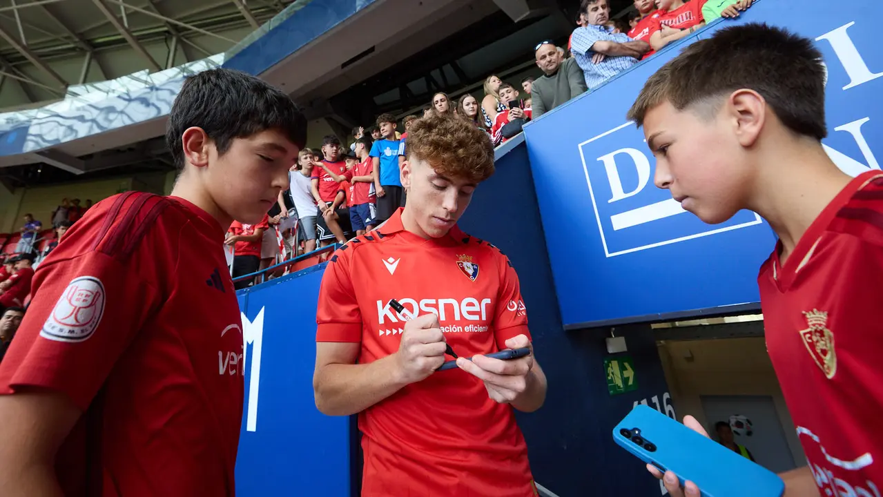 Presentación de Víctor Muñoz como nuevo jugador de Osasuna. IÑIGO ALZUGARAY