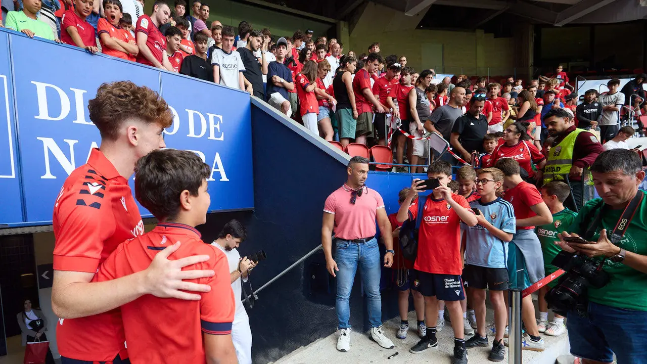 Presentación de Víctor Muñoz como nuevo jugador de Osasuna. IÑIGO ALZUGARAY