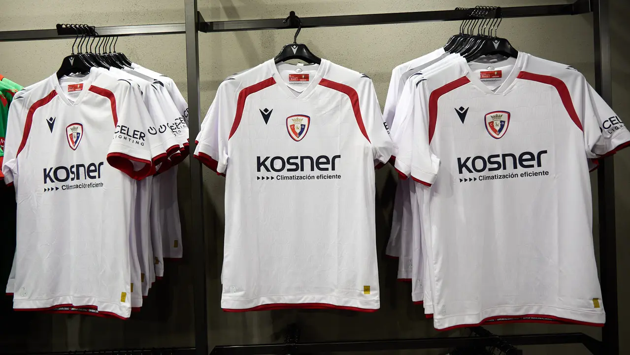 Tercera camiseta de Osasuna para la temporada 2025/26 ya a la venta en la tienda del club rojillo. IÑIGO ALZUGARAY