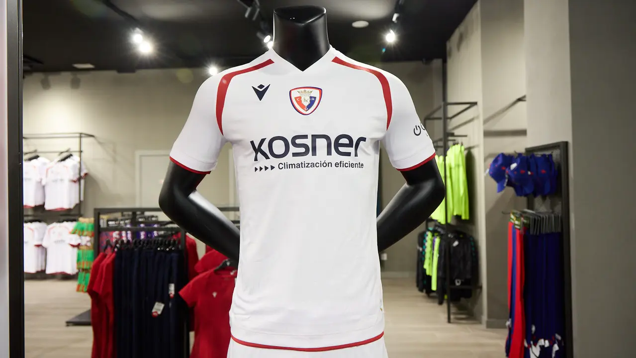 Tercera camiseta de Osasuna para la temporada 2025/26 ya a la venta en la tienda del club rojillo. IÑIGO ALZUGARAY