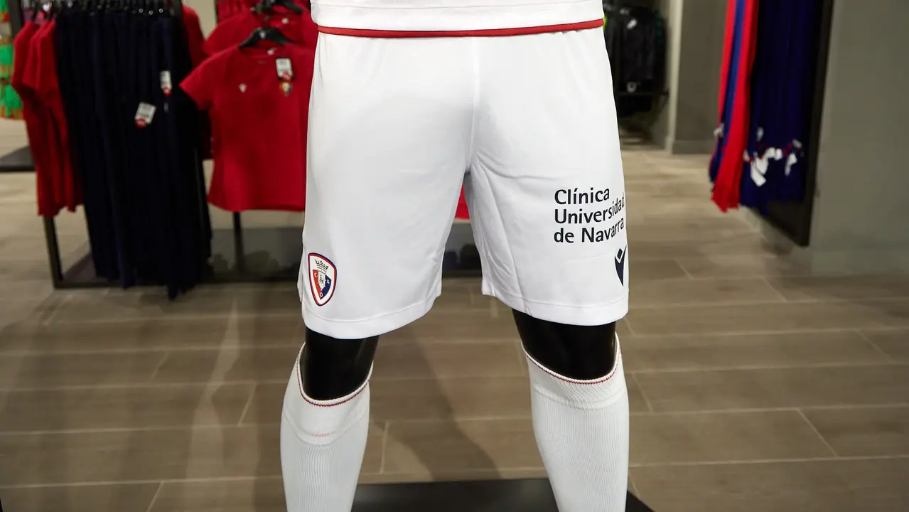 Tercera camiseta de Osasuna para la temporada 2025/26 ya a la venta en la tienda del club rojillo. IÑIGO ALZUGARAY