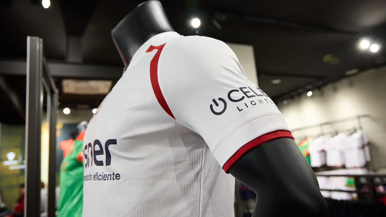 Tercera camiseta de Osasuna para la temporada 2025/26 ya a la venta en la tienda del club rojillo. IÑIGO ALZUGARAY