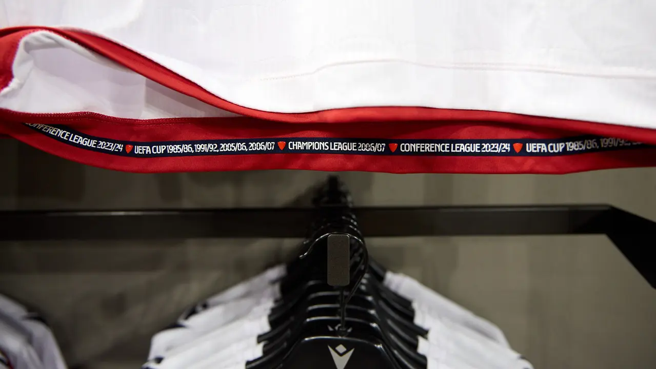 Tercera camiseta de Osasuna para la temporada 2025/26 ya a la venta en la tienda del club rojillo. IÑIGO ALZUGARAY