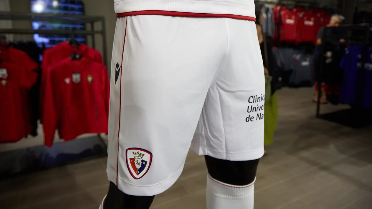 Tercera camiseta de Osasuna para la temporada 2025/26 ya a la venta en la tienda del club rojillo. IÑIGO ALZUGARAY