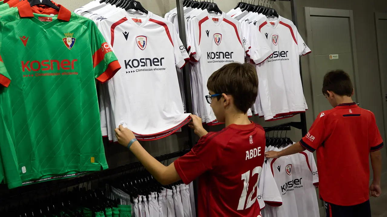 Tercera camiseta de Osasuna para la temporada 2025/26 ya a la venta en la tienda del club rojillo. IÑIGO ALZUGARAY