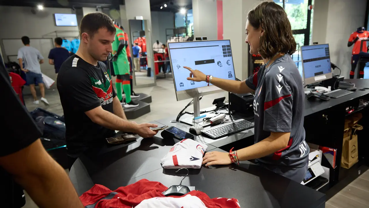 Tercera camiseta de Osasuna para la temporada 2025/26 ya a la venta en la tienda del club rojillo. IÑIGO ALZUGARAY