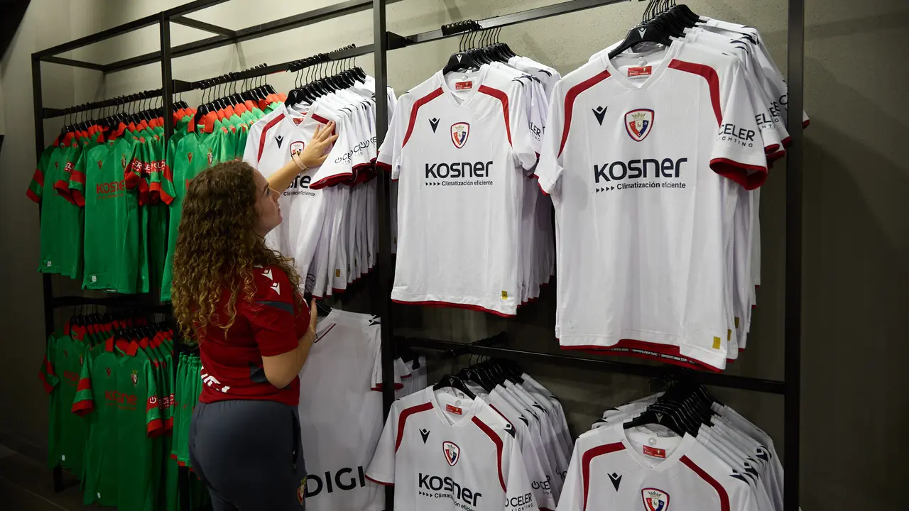 Tercera camiseta de Osasuna para la temporada 2025/26 ya a la venta en la tienda del club rojillo. IÑIGO ALZUGARAY
