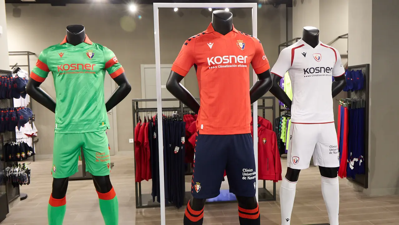 Tercera camiseta de Osasuna para la temporada 2025/26 ya a la venta en la tienda del club rojillo. IÑIGO ALZUGARAY